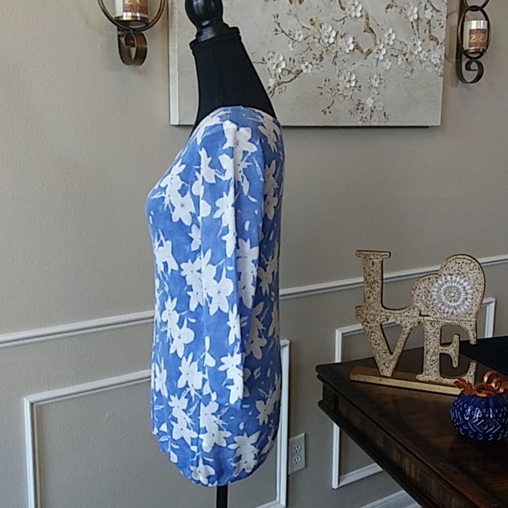 Blue and White Floral 3/4 Sleeves Sweater Top by Emily Daniels. Size PM - Picture 6 of 15